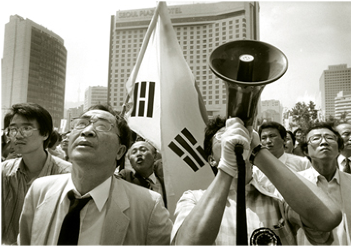 1987. 서울 시청 광장에서 6월 항쟁 시위행렬을 이끌고