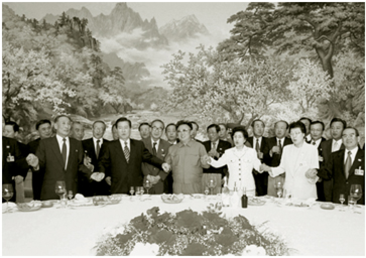 2001. at the state dinner for the South-North Korea Summit on June 15
