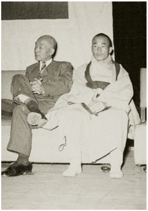 1957. with poet O Sangsun at Kukje Theatre