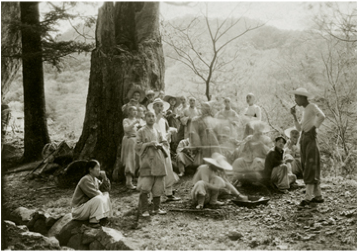 1959. at Haein Temple with other monks. Ko Un is on the left wearing a straw hat.